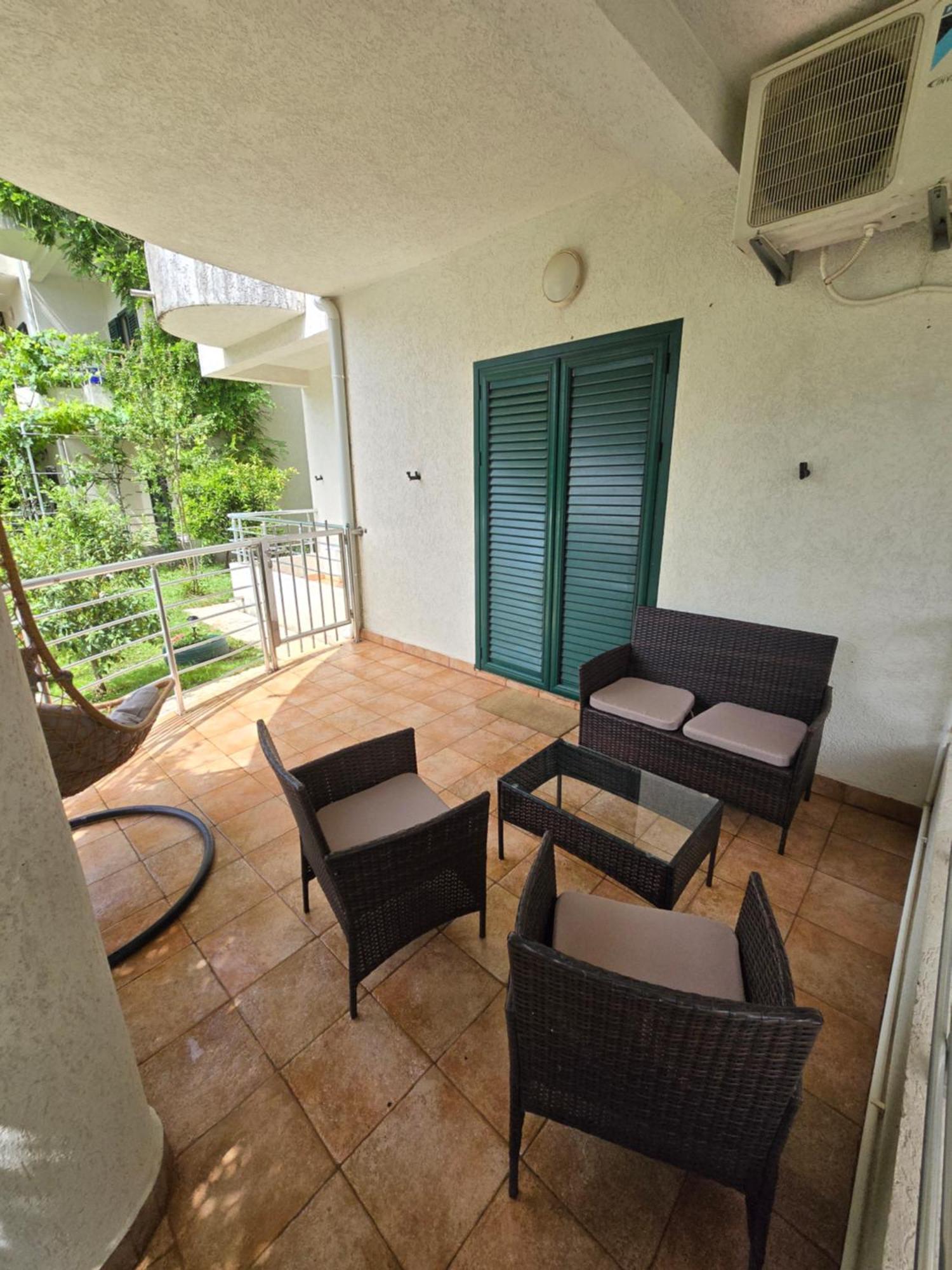 Roman Garden Apartment Рісан Екстер'єр фото